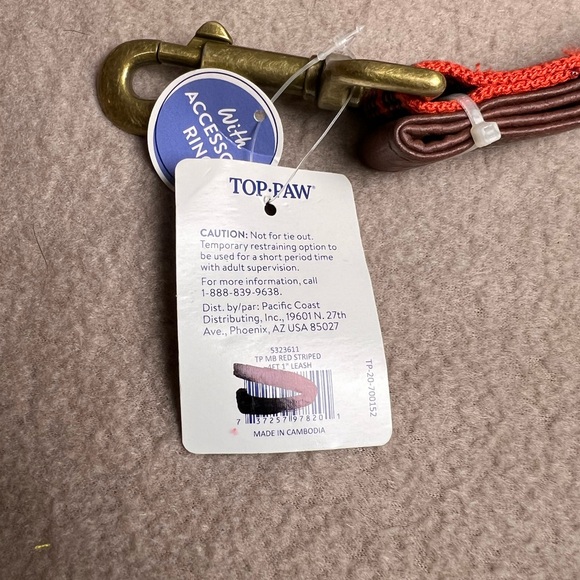 New Top Paw brand 4 Ft leash
Red Striped - Picture 3 of 7